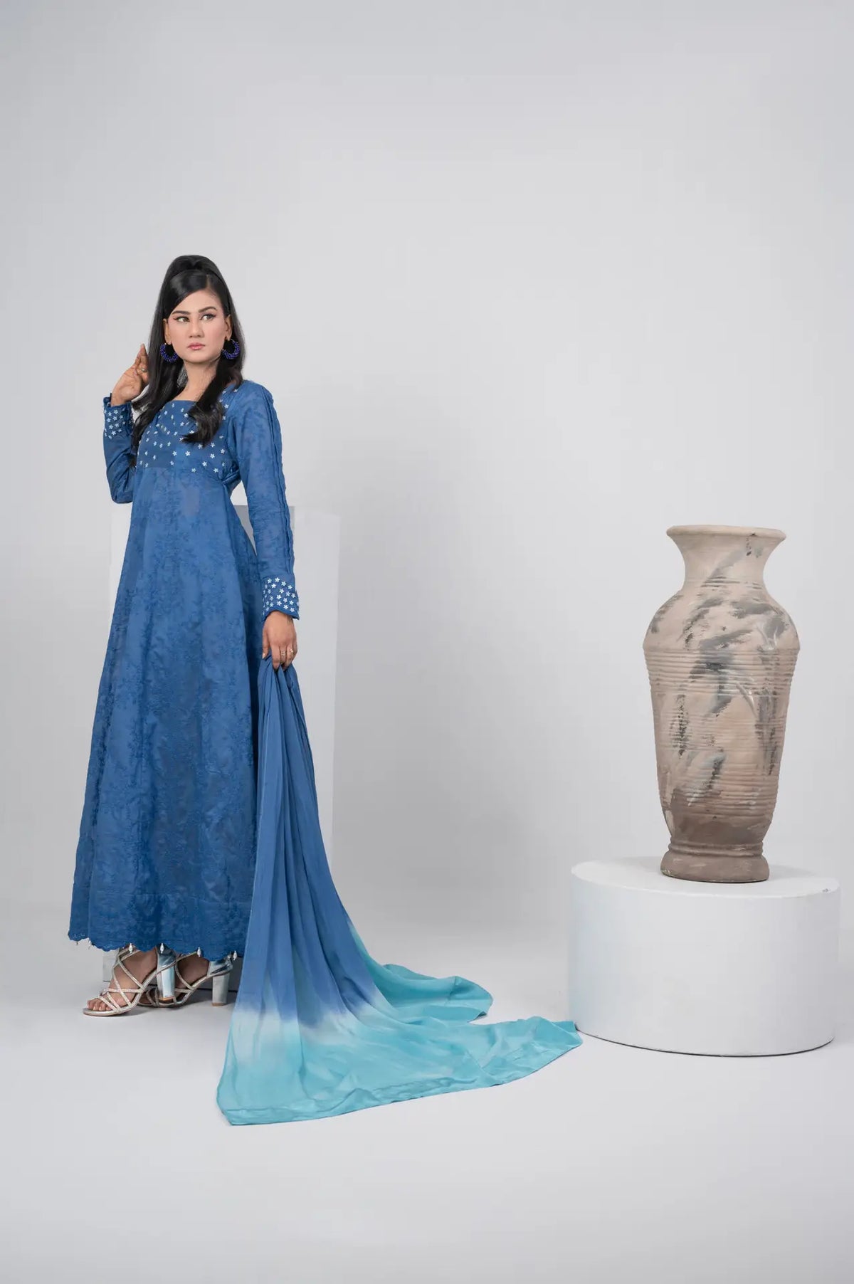 Firoz e Noor premium embroidered lawn 3-piece suit by Mosmi Pakistan