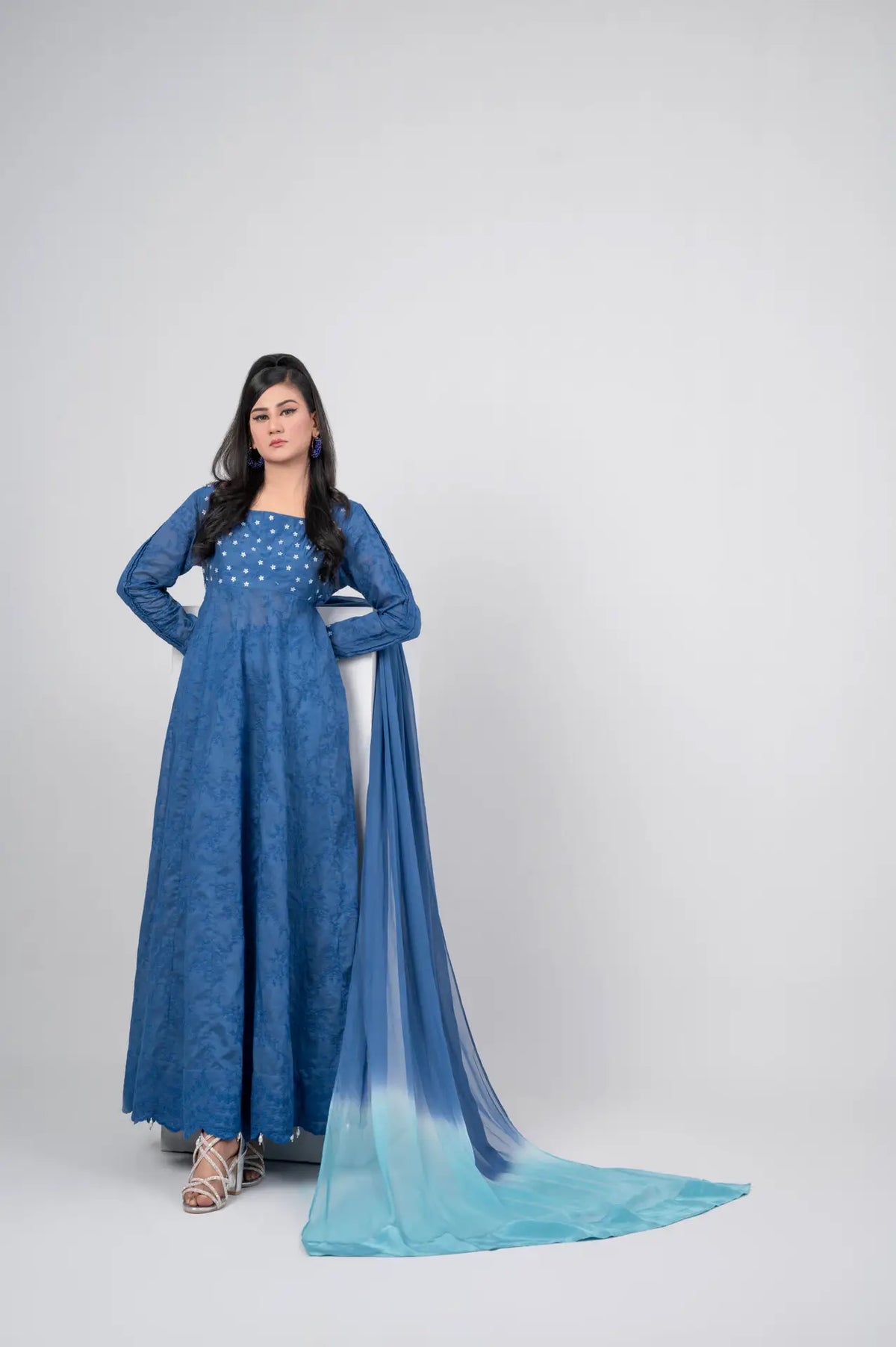Firoz e Noor premium embroidered lawn 3-piece suit by Mosmi Pakistan