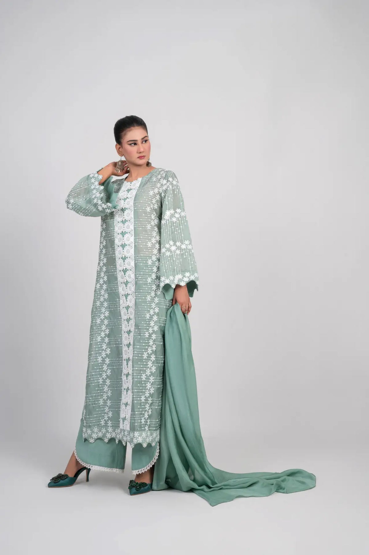 Mahpara premium embroidered lawn 3-piece suit by Mosmi Pakistan