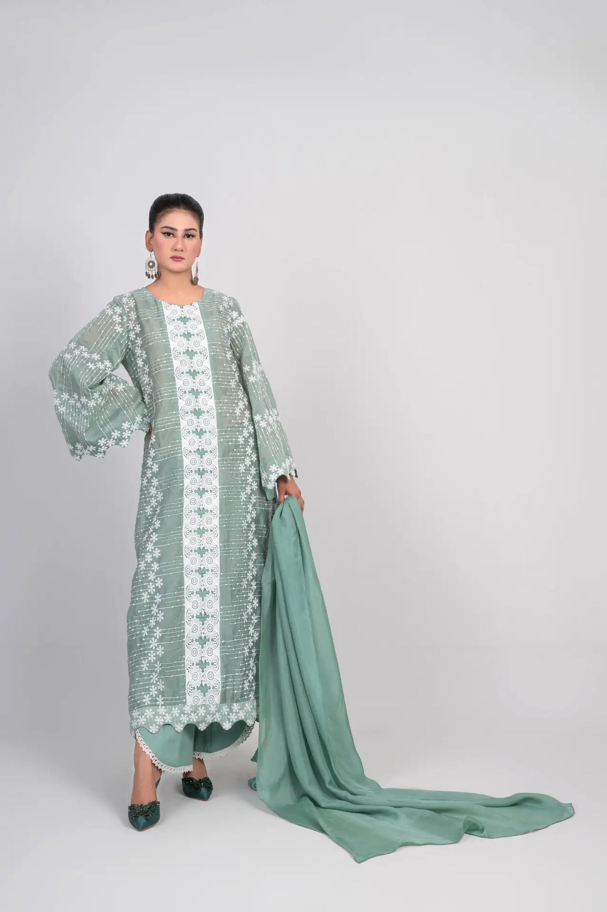 Mahpara premium embroidered lawn 3-piece suit by Mosmi Pakistan