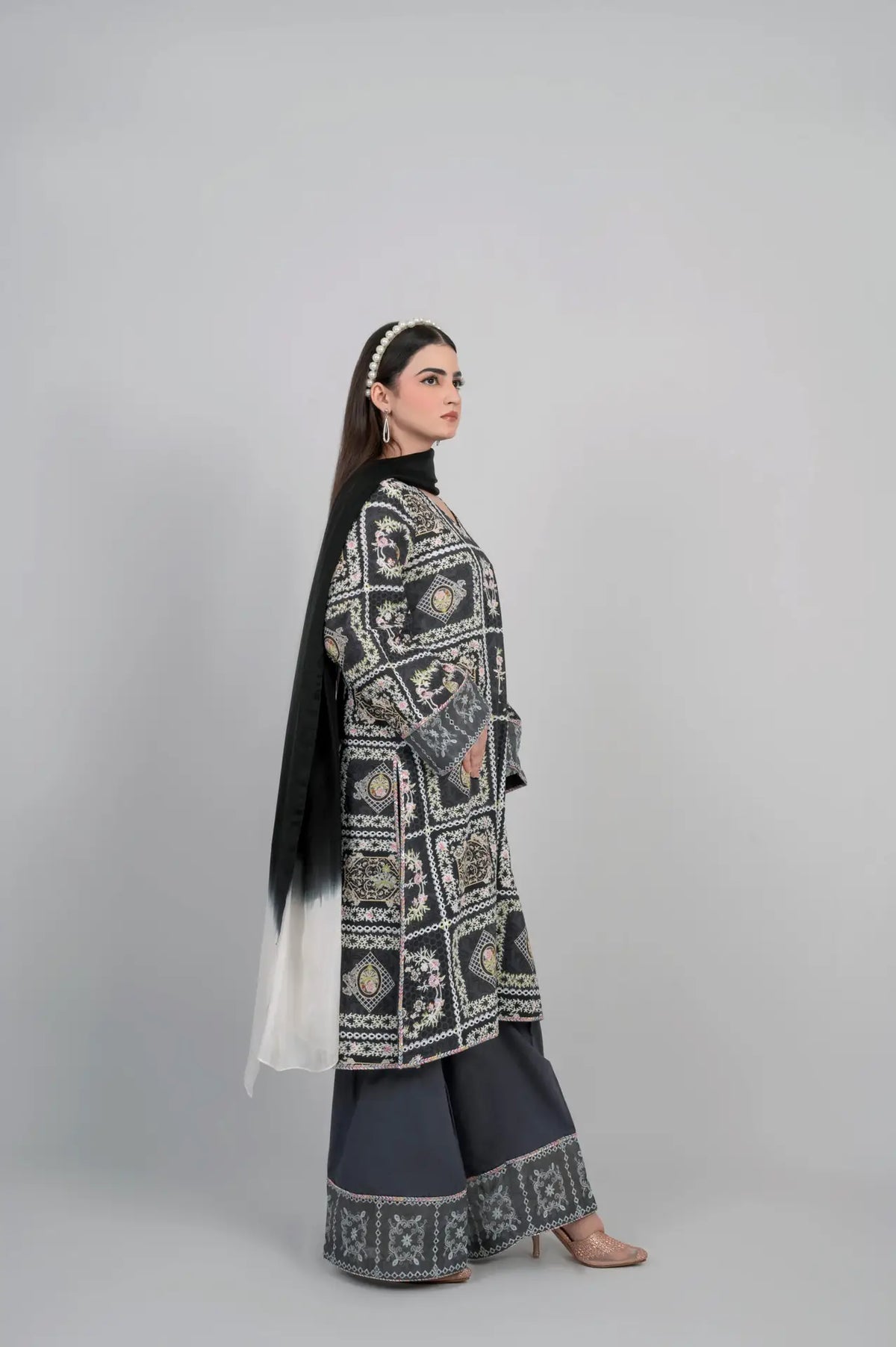 Siyaah Gul black embroidered lawn 3-piece suit by Mosmi Pakistan